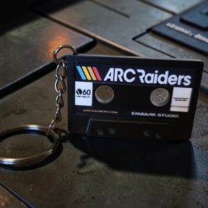 Peut inclure: Ensemble de trois mugs en céramique avec une finition mate et mouchetée. Les tasses sont de couleur crème, gris clair et gris foncé. Chaque mug a un design simple et minimaliste avec une anse arrondie.