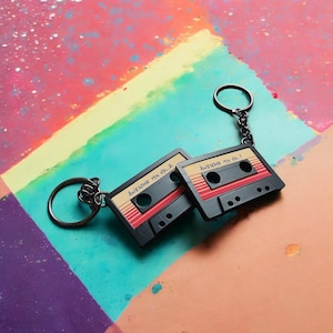 Porte clé en forme de cassette audio - K7 - Awesome mix volume 1 et volume 2 . Galaxie . gardiens