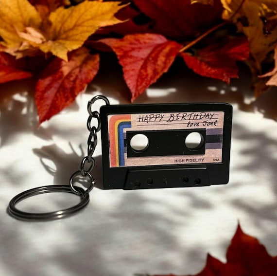 Porte clé en forme de cassette audio - K7 - Ellie's Birthday - The Last of Us Part 2 - TLOU. The Last of us keychain