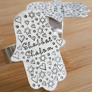 Whimsical Shabbat Shalom Hamsa Napkin Rings – Set of 2 or 4 Aluminum Napkin Holders for Shabbos, Hebrew or English Modern Judaica Gift
