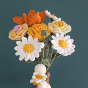 Bouquet de fleurs éternelles fait main au crochet. A 8 fleurs. Rose, tulipe, marguerite, muguet bild 5