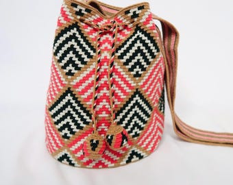 Oryginalna torba Wayuu Mochila Crossbody z jednego wątku | Ręcznie robiona kolumbijska torba Wayuu z uczciwego handlu | Średniej wielkości neutralna beżowa + różowa torba typu wiaderko