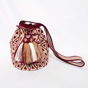 Einfädiger Wayuu Mochila Cross Body Bag | Fair Trade handgefertigte kolumbianische Wayuu-Tasche | Mittelgroße weinrote Bucket Bag