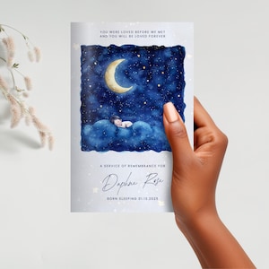 Könnte beinhalten: Eine blaue und weiße Aquarell-Illustration eines Babys, das auf einer Wolke unter einem Halbmond und Sternen schläft. Der Text lautet "YOU WERE LOVED BEFORE WE MET AND YOU WILL BE LOVED FOREVER. A SERVICE OF REMEMBRANCE FOR Daphne Rose BORN SLEEPING 01.13.2025"