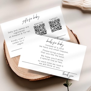 Könnte beinhalten: Zwei weiße Karten mit schwarzem Text. Die obere Karte hat den Text "Geschenke für Baby" und enthält QR-Codes für Amazon und Target. Die untere Karte hat den Text "Bücher für Baby" und sagt "Anstelle einer Karte haben wir eine kleine Bitte. Bitte bring ein Buch, das du am liebsten magst. Wir hoffen, dass du eine besondere Zeile oder zwei schreibst, damit wir jedes Mal, wenn wir es lesen, an dich denken. Danke."
