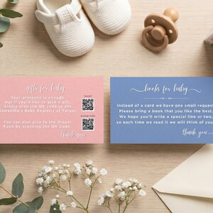 Puede incluir: Un juego de invitaciones para baby shower con una tarjeta rosa que dice "regalos para bebé" y una tarjeta azul que dice "libros para bebé". La imagen también incluye zapatos de bebé, un chupete y libros pequeños.