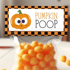 Könnte beinhalten: Ein klarer Plastikbeutel gefüllt mit orangefarbenen, kugelförmigen Snacks. Der Beutel ist mit einem dekorativen Etikett mit einem Cartoon-Kürbis und den Worten "PUMPKIN POOP" in Orange und Schwarz versiegelt. Das Etikett hat einen schwarz-orangen Schachbrettmuster-Rand.
