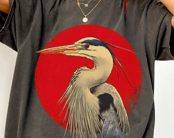 Camiseta com garça-azul-grande, camiseta com estampa de pássaro em estilo folk art, camiseta vintage com estampa de vida selvagem.