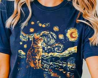 Peut inclure: Un t-shirt bleu marine avec un motif représentant un chat assis devant un ciel étoilé de nuit. Le motif est inspiré du célèbre tableau de Vincent van Gogh, "La Nuit étoilée."