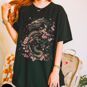 Maglietta con drago Sakura, maglietta con fiore di ciliegio Sakura, maglietta giapponese, maglietta con fiore di ciliegio, maglietta con drago giapponese, maglietta con drago asiatico, unisex immagine 2