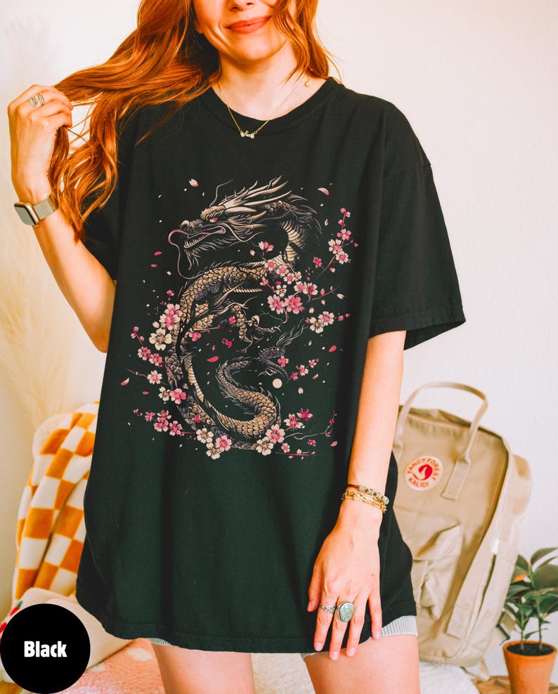 Maglietta con drago Sakura, maglietta con fiore di ciliegio Sakura, maglietta giapponese, maglietta con fiore di ciliegio, maglietta con drago giapponese, maglietta con drago asiatico, unisex immagine 2