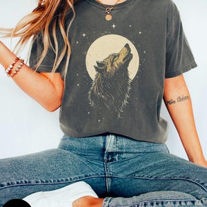 Chemise loup hurlant, cadeau pour amoureux de la nature, t-shirt aventure en plein air, chemise effet clair de lune, vêtements de camping, cadeau pour amoureux des loups, faune céleste