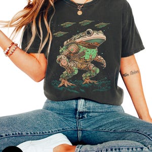 Funky Alien Frog T-shirt, Tee for Science Fiction Fans, Retro Frog Design for Casual Wear, Gifts for Him/Her, Unique Sci-Fi, Spaceships