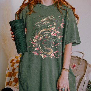 Maglietta con drago Sakura, maglietta con fiore di ciliegio Sakura, maglietta giapponese, maglietta con fiore di ciliegio, maglietta con drago giapponese, maglietta con drago asiatico, unisex immagine 3