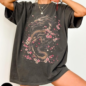 Maglietta con drago Sakura, maglietta con fiore di ciliegio Sakura, maglietta giapponese, maglietta con fiore di ciliegio, maglietta con drago giapponese, maglietta con drago asiatico, unisex immagine 1