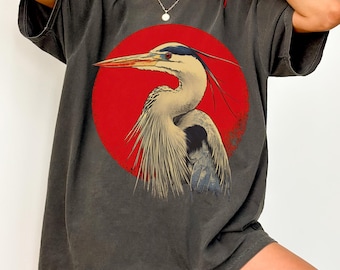 Camiseta Comfort Colors® con estampado de aves de arte popular y garza azul.