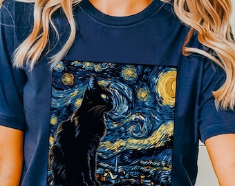 Peut inclure: Un t-shirt bleu marine avec un chat noir assis devant un ciel nocturne étoilé. Le chat regarde vers la droite. Le design rappelle le tableau de Vincent van Gogh "La Nuit étoilée".