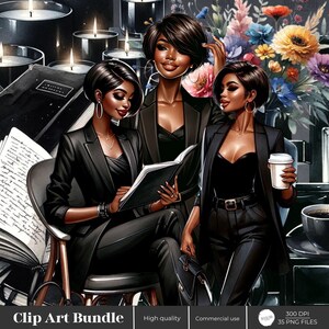 Puede incluir: Tres mujeres con atuendos negros, cabello y maquillaje oscuros. Las mujeres est&aacute;n sentadas y de pie en un entorno oscuro con velas y flores. Una mujer est&aacute; leyendo un libro, otra sostiene una taza de caf&eacute; y la tercera sostiene un bolso.