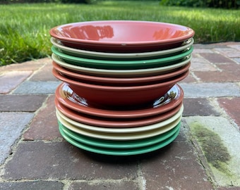 Platos y cuencos Oneida Pedals de 8", de la década de 1980, en gardenia, verde sauce y terracota