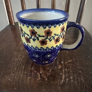 Boleslawiec Polish Pottery Signature Unikat 82 Signed by Artist Coffee Tea Mug 12 oz Flowers Daisy Blue Yellow Red Green Poland