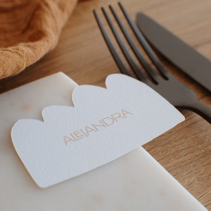 Aanpasbare halve wolk plaatsmarkering - bruiloft, verjaardag, feesttafeldecoratie - chique en modern - "Alejandra" collectie