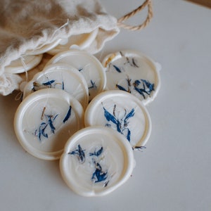 Lot de 10 sceaux de cire auto-adhésifs - blanc nacré avec inclusions bleuets