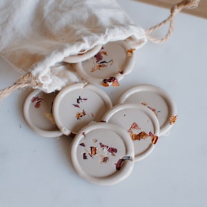 Set mit 10 selbstklebenden Wachssiegeln – beige mit Einschluss getrockneter Blütenblätter