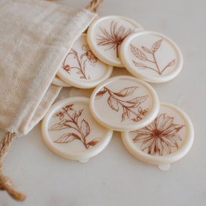 Set mit 10 selbstklebenden Wachssiegeln – perlweißes botanisches Muster