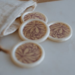 Lot de 10 sceaux de cire auto-adhésifs - coloris blanc nacré motifs floraux mauves