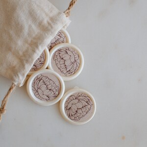 Lot de 10 sceaux de cire auto-adhésifs - coloris blanche nacrée motif pivoine rose