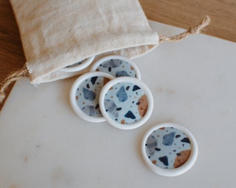 Lot de 15 sceaux de cire auto-adhésifs - coloris blanc avec motifs bleus style Terrazzo