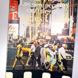 May include: A book cover with a photo of a busy city street. The title of the book is "Los siete pecados capitales en Estados Unidos" by Fernando Díaz-Plaja. The cover is a collage of images, including a yellow taxi cab, a Coca-Cola sign, and a group of people walking down the street.
