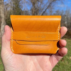 Cartera con solapa de cuero de grano completo hecha a mano, cuero curtido vegetal italiano pulido cosido a mano, regalo artesanal cosido a mano, marrón rústico
