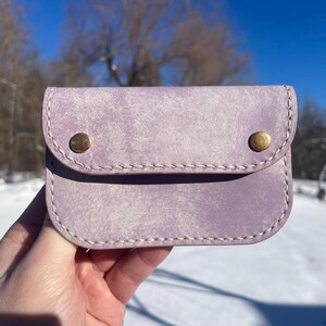 Cartera con cierre a presión y cremallera de piel de grano completo hecha a mano, piel italiana curtida con vegetales cosida a mano, regalo artesanal cosido a mano, violeta