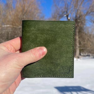 Cartera para tarjetas de cuero de grano completo hecha a mano, cuero Pueblo de grano pulido vegetal italiano cosido a mano, regalo artesanal cosido a mano, verde esmeralda