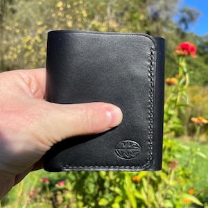 Cartera de tres pliegues hecha a mano de cuero Buttero de grano completo, cuero curtido vegetal italiano cosido a mano, regalo artesanal cosido a mano, hecho en EE. UU., negro
