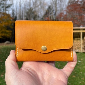 Cartera con broche de cuero Buttero de grano completo hecha a mano, cuero curtido vegetal italiano cosido a mano, regalo artesanal cosido a mano, amarillo