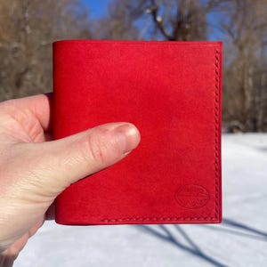 Cartera para tarjetas de cuero de grano completo hecha a mano, cuero Pueblo de grano pulido vegetal italiano cosido a mano, regalo artesanal cosido a mano, rojo