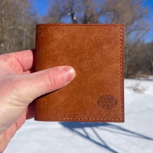 Cartera para tarjetas de cuero de grano completo hecha a mano, cuero Pueblo de grano pulido vegetal italiano cosido a mano, regalo artesanal cosido a mano, marrón coñac
