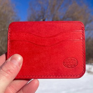Cartera para tarjetas de cuero de grano completo hecha a mano, cuero Pueblo de grano pulido vegetal italiano cosido a mano, regalo artesanal cosido a mano, rojo