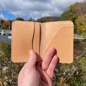 Cartera para tarjetas de cuero de grano completo hecha a mano, cuero Buttero curtido vegetal italiano cosido a mano, regalo artesanal cosido a mano, **imperfección** natural