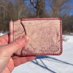 Cartera con clip para billetes de cuero Ghost de grano completo hecha a mano, cuero curtido vegetal italiano cosido a mano, regalo artesanal cosido a mano, color rojo burdeos