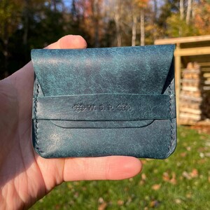 Cartera con solapa de cuero Pueblo de grano completo hecha a mano, cuero curtido vegetal italiano pulido y cosido a mano, regalo artesanal cosido a mano, azul zafiro