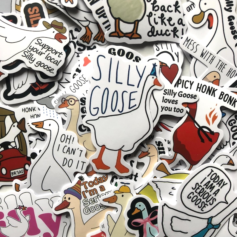 Może przedstawiać: Zbi&oacute;r kolorowych naklejek z białym gęsiem z r&oacute;żnymi napisami i wzorami. Niekt&oacute;re z naklejek to "Goos Silly Goose", "Today I'm a Serious Goos", "Oh! I Can't Do It", "Mess with the Hop", "Spicy Honk Bonk" i "Support your local Silly goose".