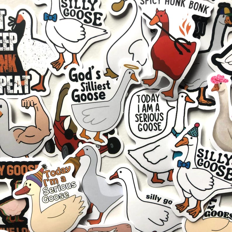 Może przedstawiać: Zbi&oacute;r kolorowych naklejek z gęsią z r&oacute;żnymi powiedzeniami. Niekt&oacute;re z powiedzeń to "Silly Goose", "God's Silliest Goose", "Today I am a Serious Goose" i "Spicy Honk Bonk".
