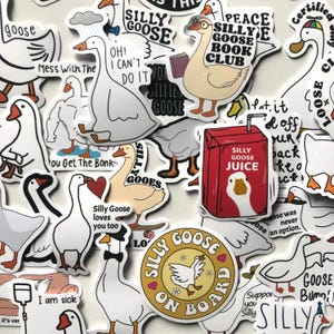 Może przedstawiać: Zbi&oacute;r kolorowych naklejek z zabawnymi ilustracjami gęsi i tekstem. Naklejki zawierają frazy takie jak "Silly Goose", "Peace Silly Goose Book Club", "Silly Gooes", "Silly Goose Juice" i "I am sick".