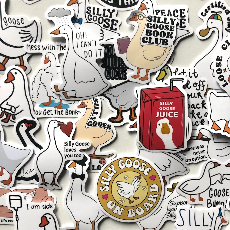 Może przedstawiać: Zbi&oacute;r kolorowych naklejek z zabawnymi ilustracjami gęsi i tekstem. Naklejki zawierają frazy takie jak "Silly Goose", "Peace Silly Goose Book Club", "Silly Gooes", "Silly Goose Juice" i "I am sick".