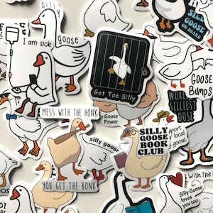 Może przedstawiać: Zbi&oacute;r naklejek z r&oacute;żnymi ilustracjami gęsi z humorystycznymi napisami. Naklejki zawierają napisy takie jak "Silly Goose Book Club", "Got Too Silly", "World's Silliest Goose" i "You Get The Bonk".