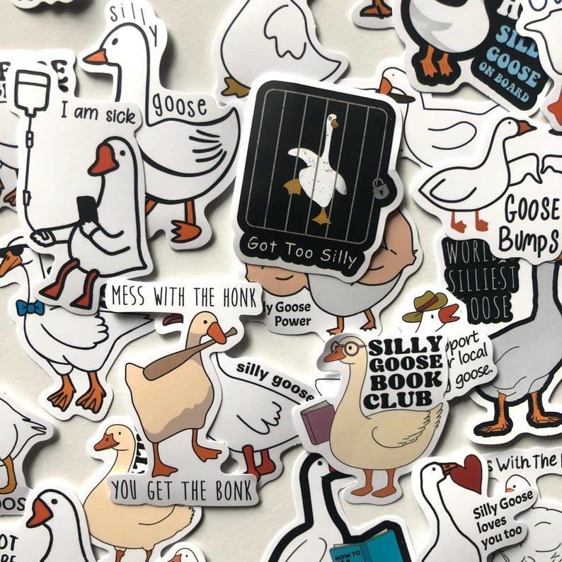 Może przedstawiać: Zbi&oacute;r naklejek z r&oacute;żnymi ilustracjami gęsi z humorystycznymi napisami. Naklejki zawierają napisy takie jak "Silly Goose Book Club", "Got Too Silly", "World's Silliest Goose" i "You Get The Bonk".