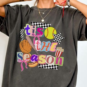 Può includere: Una tazza di ceramica bianca con manico nero e la scritta "But First, Coffee" in grassetto nero. La tazza è appoggiata su una superficie di legno. La tazza è alta circa 10 cm.